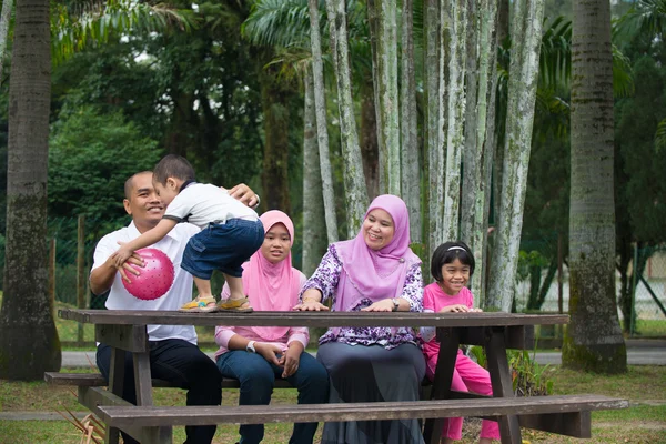 アジア家族一緒に楽しむ時間 — ストック写真