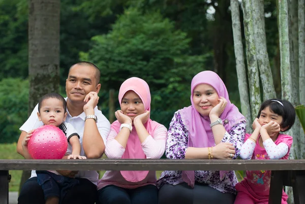 Asiatische Familie genießt die gemeinsame Zeit — Stockfoto