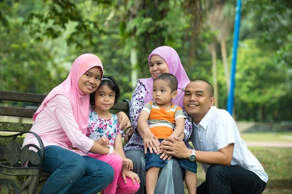 Asiatico famiglia godendo tempo insieme — Foto Stock