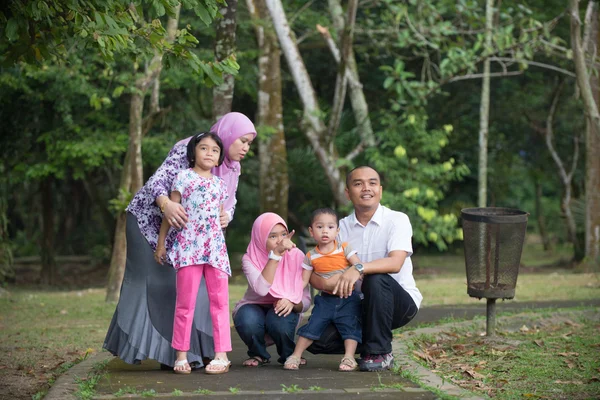 Asiático família aproveitando o tempo juntos — Fotografia de Stock