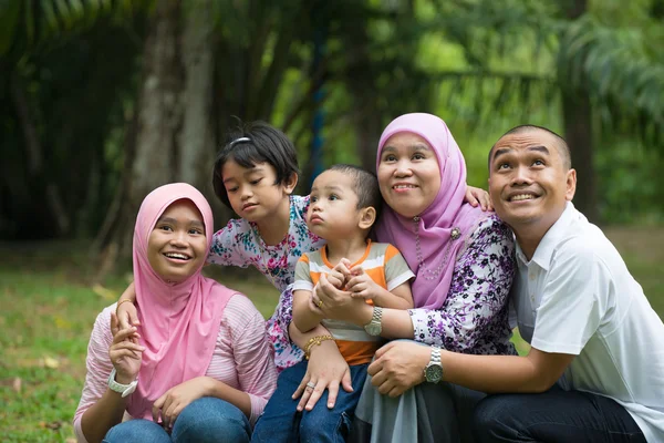 Азиатская семья наслаждается временем вместе — стоковое фото