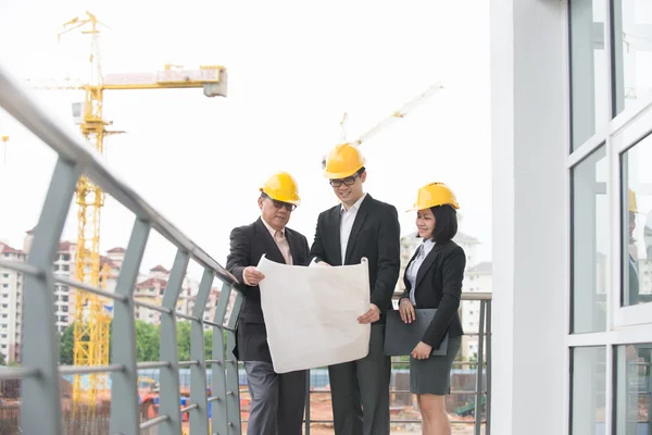 Equipo de arquitectos asiáticos en discusión — Foto de Stock