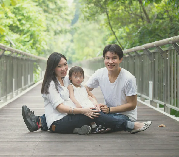 Park 'taki Asyalı aile. — Stok fotoğraf