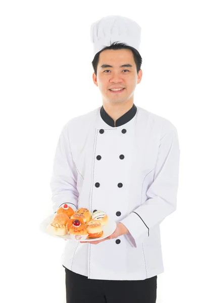 Chef chinês masculino segurando alimentos — Fotografia de Stock