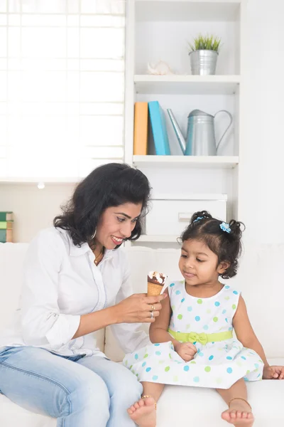 Mère et enfant appréciant la crème glacée — Photo