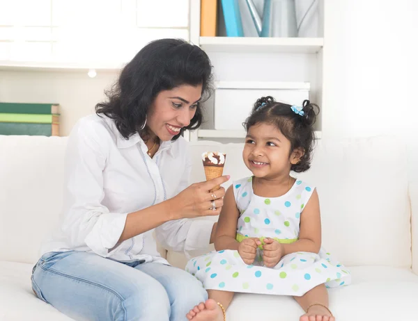 Moeder en kind genieten van ijs — Stockfoto