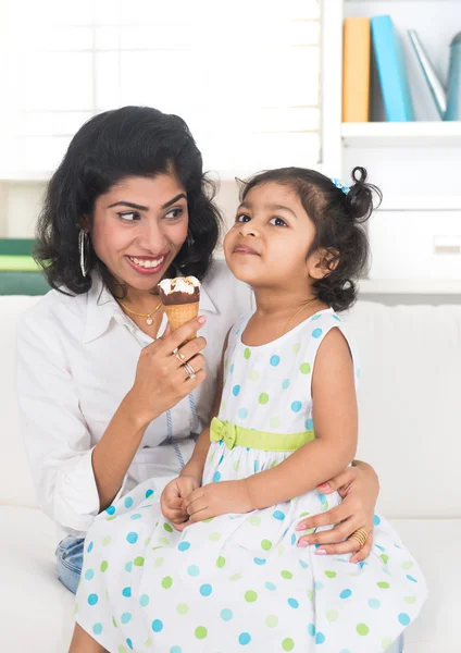 Mãe e criança desfrutando de sorvete — Fotografia de Stock