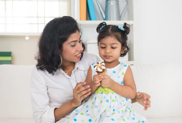 Madre e bambino godendo di gelato — Foto Stock