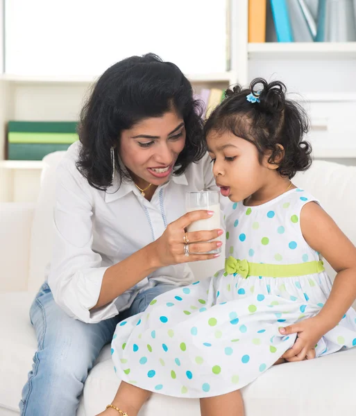 Moeder en dochter consumptiemelk — Stockfoto