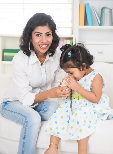 Madre e hija bebiendo leche —  Fotos de Stock