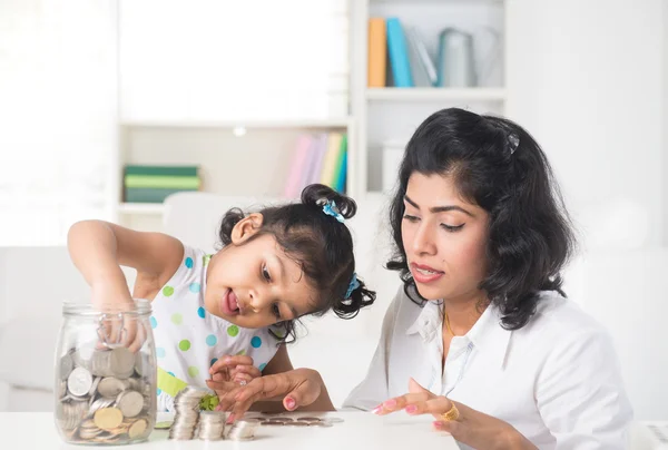 Mãe e filha com moedas — Fotografia de Stock