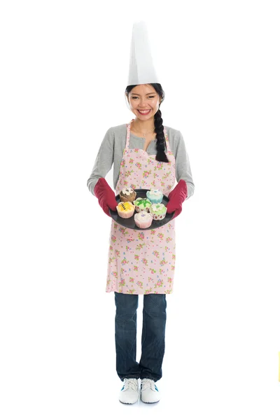 Asiatico ragazza cottura pane e cupcakes — Foto Stock