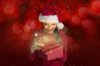 Asyalı kız Noel hediyesi açma