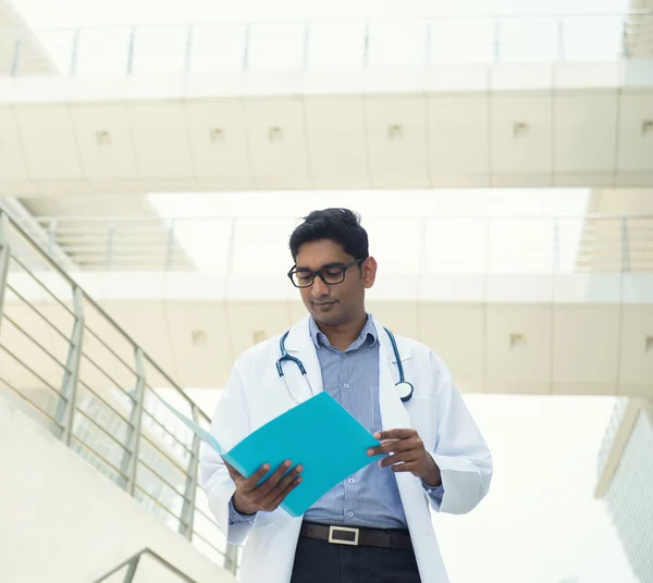 Indiska manliga läkare läsa rapporten — Stockfoto