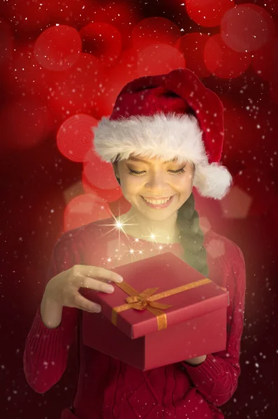 Lány karácsonyi ajándék megnyitása — Stock Fotó