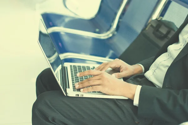 Geschäftsmann tippt auf Laptop — Stockfoto