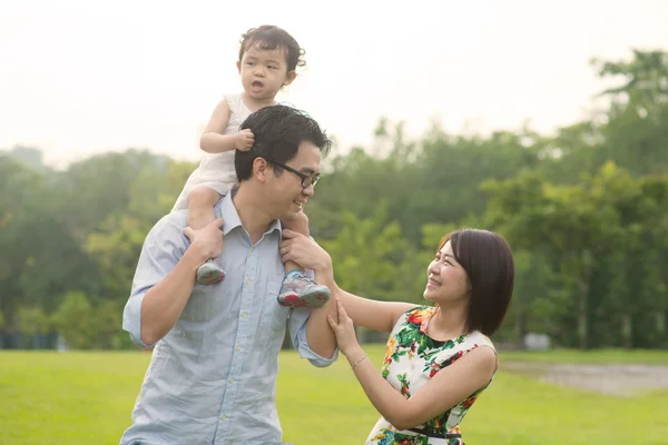 Park 'taki mutlu Asyalı aile. — Stok fotoğraf