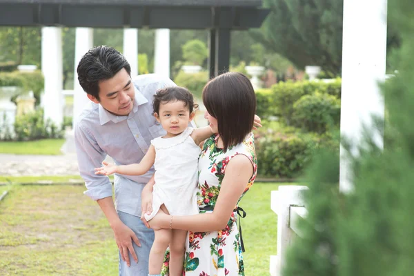 Felice famiglia asiatica — Foto Stock