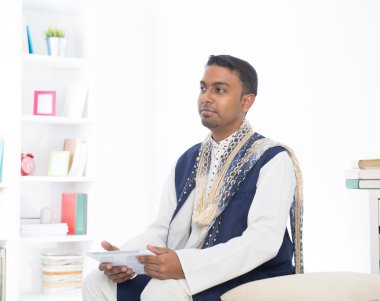 Tablet bilgisayar ile Hint erkek