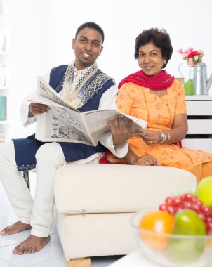 Hintli kadın oğluyla