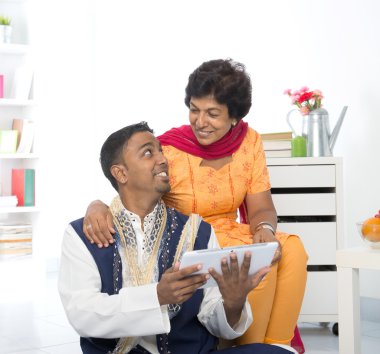 Kadın ve oğlu dijital tablet kullanma