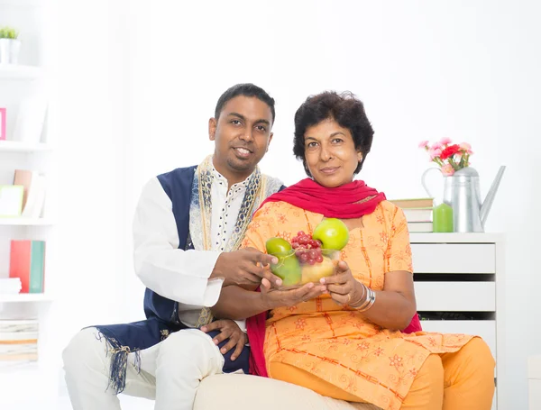 Indische Frau mit erwachsenem Sohn — Stockfoto