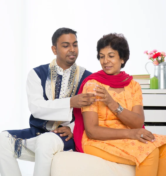 Indisk kvinna med vuxen son — Stockfoto