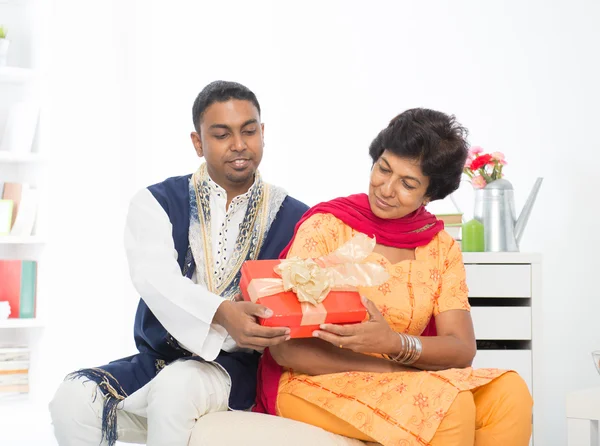 Mujer recibiendo regalo de hijo — Foto de Stock