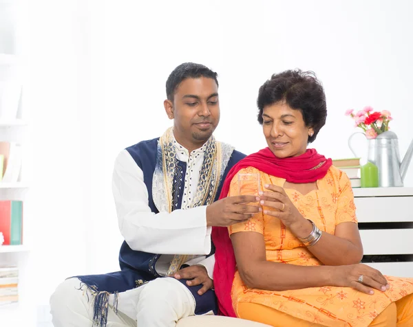 Индийская женщина со взрослым сыном — стоковое фото
