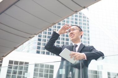 tablet bilgisayar ile Asya iş adamı태블릿 컴퓨터와 아시아 실업가