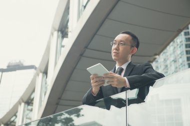 tablet bilgisayar ile Asya iş adamı태블릿 컴퓨터와 아시아 실업가