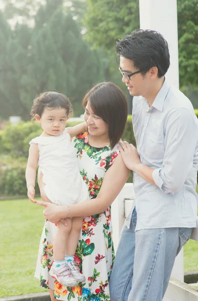 Happy Asian Family  in the park — Stock Photo, Image