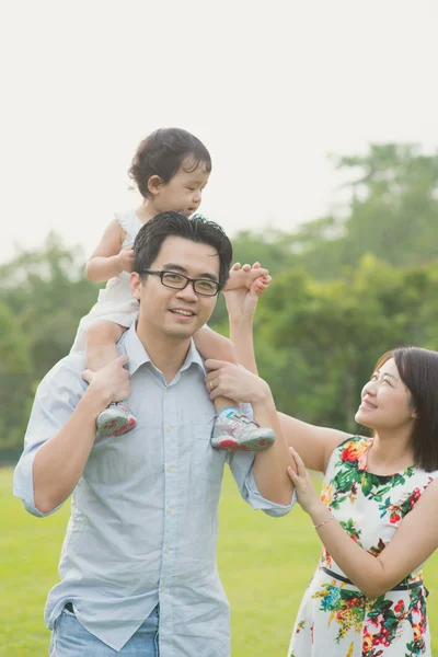 Felice famiglia asiatica nel parco — Foto Stock