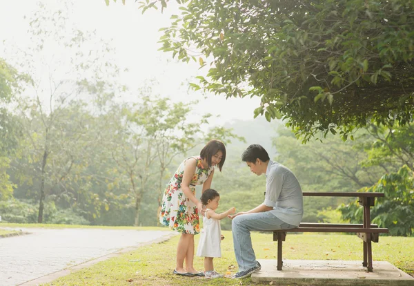 Parktaki mutlu Asyalı aile