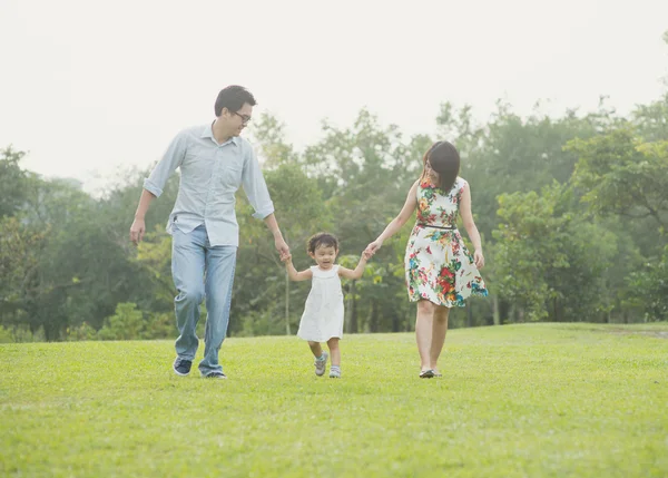 Feliz família asiática juntos no parque — Fotografia de Stock