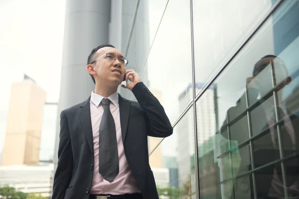 Chinese zakenman op een telefoon — Stockfoto