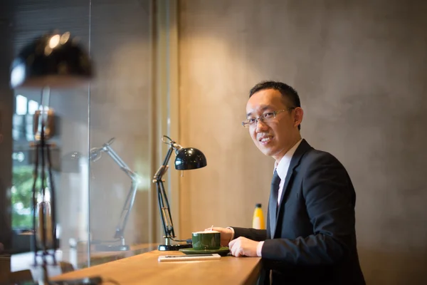 Asiático hombre de negocios con café — Foto de Stock