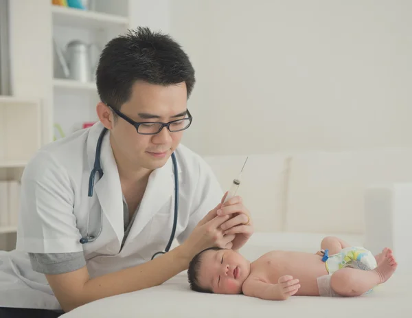 Asiático recién nacido con médico —  Fotos de Stock