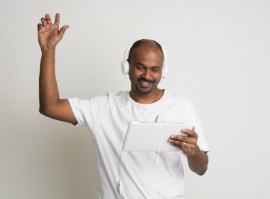 Hint delikanlı ile kulaklık