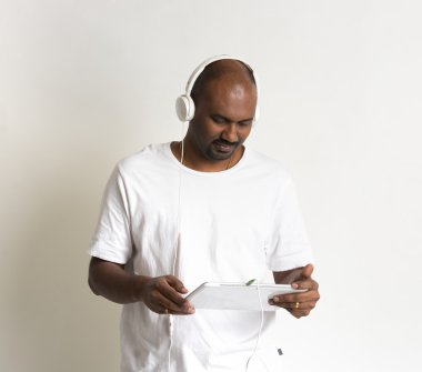 Hint delikanlı ile kulaklık