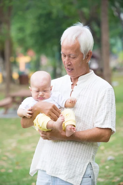 亚洲的祖父和他的孙子 — 图库照片