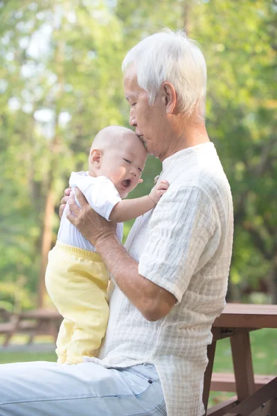 Азиатский дедушка со своим внуком — стоковое фото