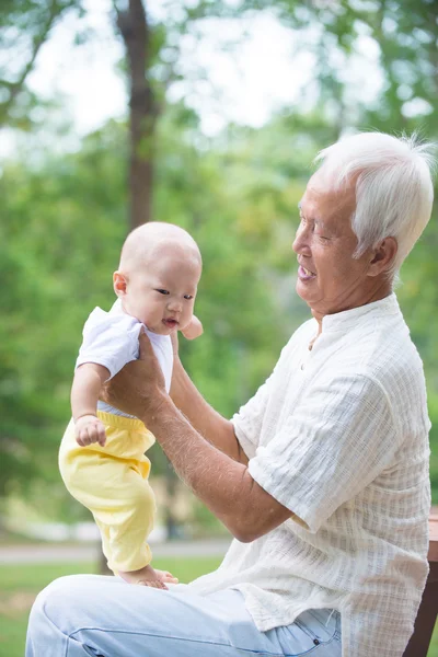 Asiatischer Großvater mit seinem Enkel — Stockfoto