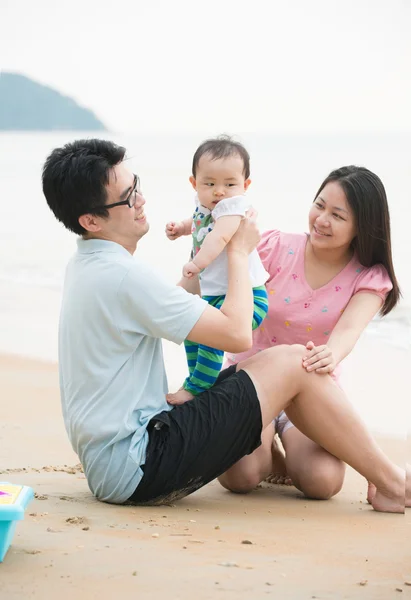 Szczęśliwe rodziny azjatyckie gra — Zdjęcie stockowe