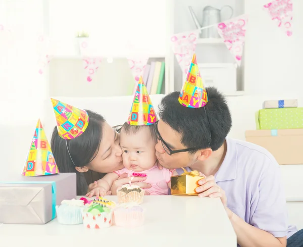 Родители с ребенком во время дня рождения — стоковое фото