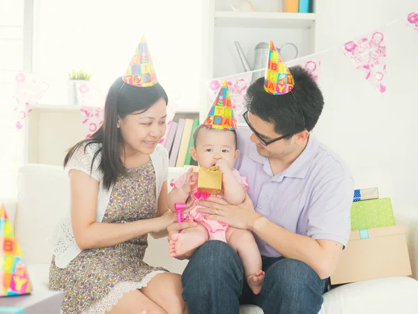 Genitori con bambino durante il compleanno — Foto Stock