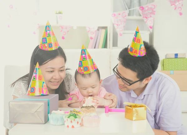 Eltern mit Baby zum Geburtstag — Stockfoto
