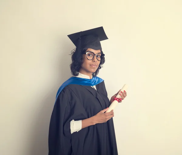 Indiase vrouwelijke student zijn afstuderen — Stockfoto