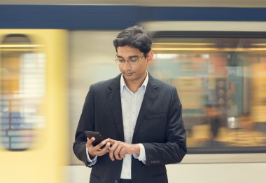 Hintli işadamı Smartphone kullanarak
