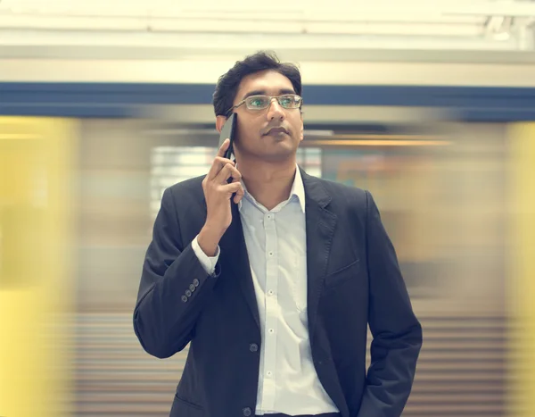 Homem de negócios indiano usando smartphone — Fotografia de Stock